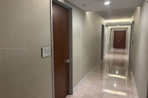 Propiedad comercial en venta en Miami, Florida № 1935106 - foto 10