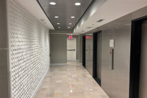 Propiedad comercial en venta en Miami, Florida № 1935106 - foto 19