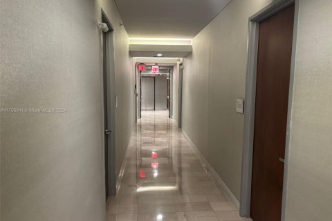 Propiedad comercial en venta en Miami, Florida № 1935106 - foto 11