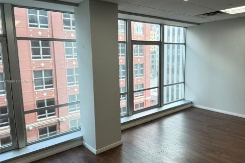 Propiedad comercial en venta en Miami, Florida № 1935106 - foto 1