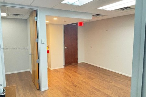 Propiedad comercial en venta en Miami, Florida № 1935106 - foto 8