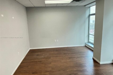 Propiedad comercial en venta en Miami, Florida № 1935106 - foto 4