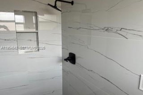 House in Hollywood, Florida 4 bedrooms, 120.4 sq.m. № 2011051 - photo 13