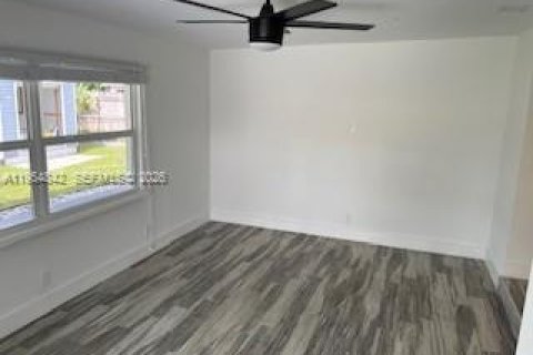 House in Hollywood, Florida 4 bedrooms, 120.4 sq.m. № 2011051 - photo 18