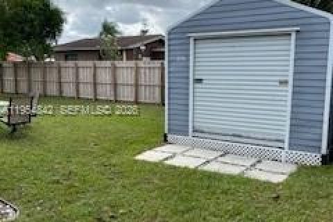 House in Hollywood, Florida 4 bedrooms, 120.4 sq.m. № 2011051 - photo 23