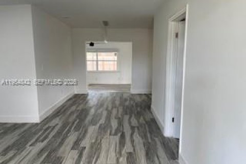 House in Hollywood, Florida 4 bedrooms, 120.4 sq.m. № 2011051 - photo 10