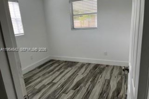 House in Hollywood, Florida 4 bedrooms, 120.4 sq.m. № 2011051 - photo 6