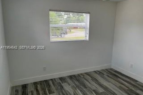 House in Hollywood, Florida 4 bedrooms, 120.4 sq.m. № 2011051 - photo 14