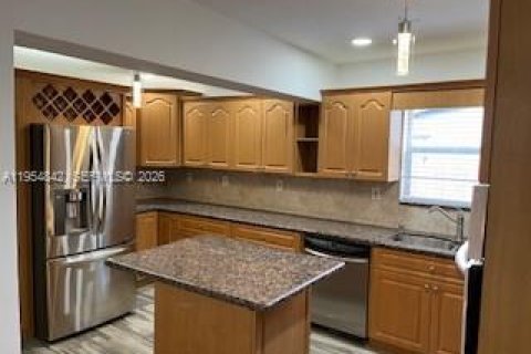 House in Hollywood, Florida 4 bedrooms, 120.4 sq.m. № 2011051 - photo 15