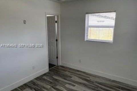 House in Hollywood, Florida 4 bedrooms, 120.4 sq.m. № 2011051 - photo 12