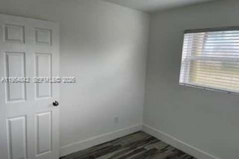 House in Hollywood, Florida 4 bedrooms, 120.4 sq.m. № 2011051 - photo 5