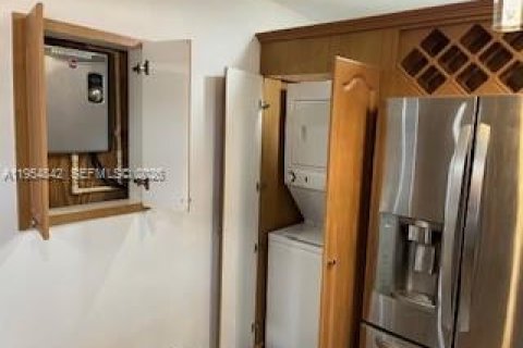 House in Hollywood, Florida 4 bedrooms, 120.4 sq.m. № 2011051 - photo 16