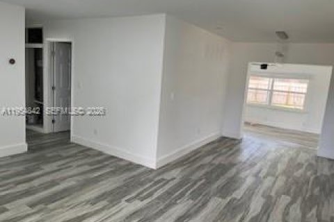 House in Hollywood, Florida 4 bedrooms, 120.4 sq.m. № 2011051 - photo 11