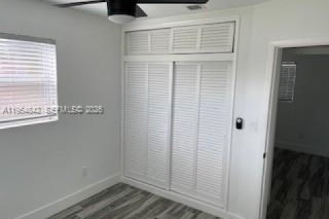 House in Hollywood, Florida 4 bedrooms, 120.4 sq.m. № 2011051 - photo 4