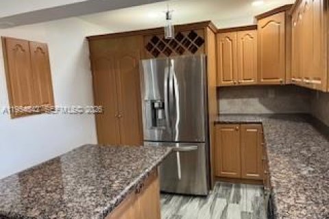 House in Hollywood, Florida 4 bedrooms, 120.4 sq.m. № 2011051 - photo 2