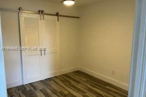 House in Hollywood, Florida 4 bedrooms, 120.4 sq.m. № 2011051 - photo 8