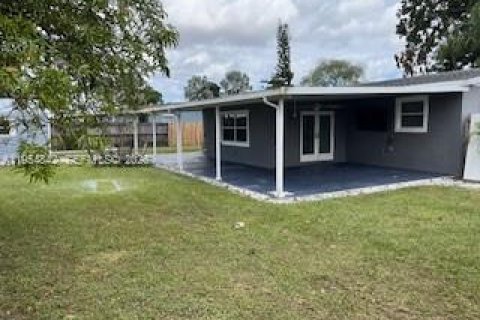 House in Hollywood, Florida 4 bedrooms, 120.4 sq.m. № 2011051 - photo 20