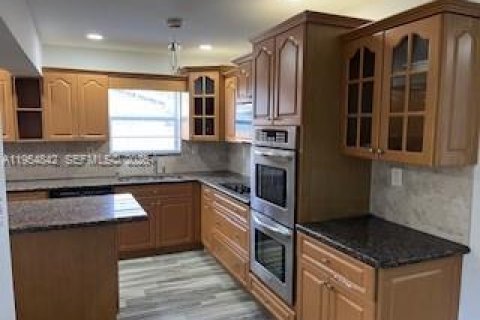 House in Hollywood, Florida 4 bedrooms, 120.4 sq.m. № 2011051 - photo 1