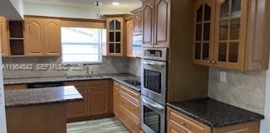 House in Hollywood, Florida 4 bedrooms, 120.4 sq.m. № 2011051