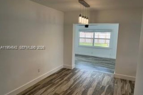 House in Hollywood, Florida 4 bedrooms, 120.4 sq.m. № 2011051 - photo 17