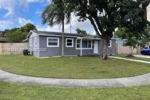 House in Hollywood, Florida 4 bedrooms, 120.4 sq.m. № 2011051 - photo 22