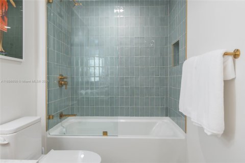 Condominio en alquiler en Miami, Florida, 1 dormitorio, 68.75 m2 № 2012888 - foto 13