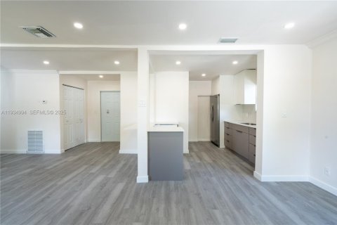 Casa en alquiler en Miami Gardens, Florida, 3 dormitorios, 91.79 m2 № 1993063 - foto 2