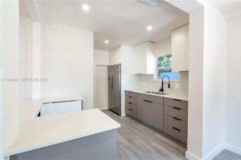 Casa en alquiler en Miami Gardens, Florida, 3 dormitorios, 91.79 m2 № 1993063 - foto 4