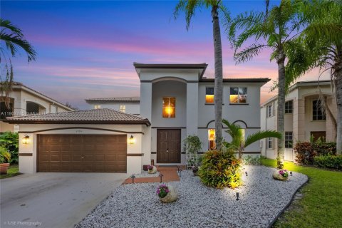 Купить виллу или дом в Уэстон, Флорида 5 спален, 235.6м2, № 1967662 - фото 2