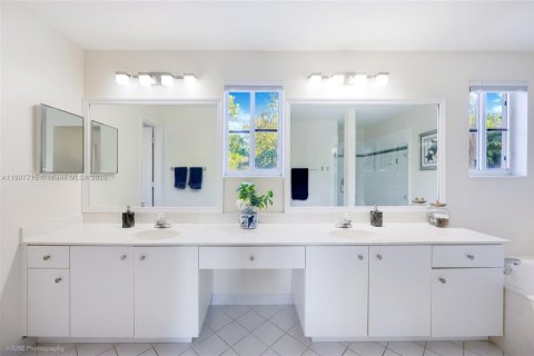 Купить виллу или дом в Уэстон, Флорида 5 спален, 235.6м2, № 1967662 - фото 18