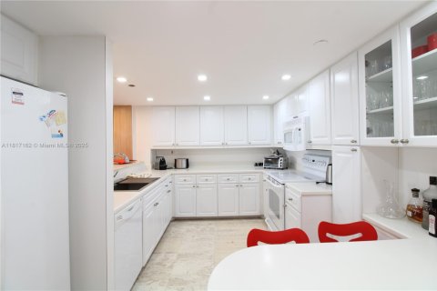 Condo in Key Biscayne, Florida, 2 bedrooms  № 1772289 - photo 25