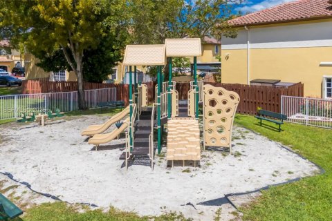 Townhouse in Miramar, Florida 3 bedrooms, 143.91 sq.m. № 2056890 - photo 23