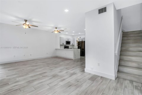 Townhouse in Miramar, Florida 3 bedrooms, 143.91 sq.m. № 2056890 - photo 11