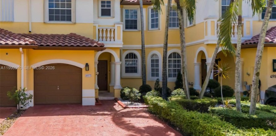 Townhouse in Miramar, Florida 3 bedrooms, 143.91 sq.m. № 2056890