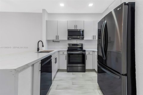 Townhouse in Miramar, Florida 3 bedrooms, 143.91 sq.m. № 2056890 - photo 4