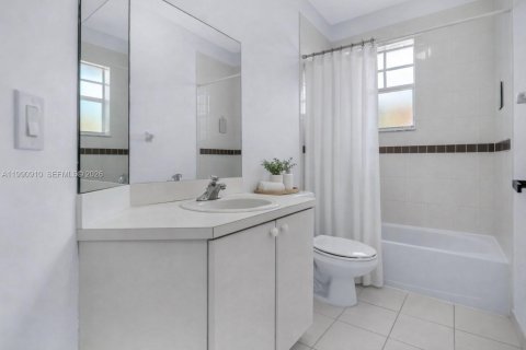 Townhouse in Miramar, Florida 3 bedrooms, 143.91 sq.m. № 2056890 - photo 18