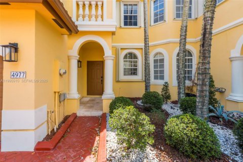 Townhouse in Miramar, Florida 3 bedrooms, 143.91 sq.m. № 2056890 - photo 2