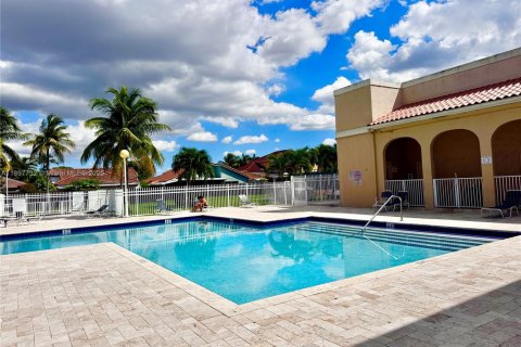 Купить таунхаус в Майами, Флорида 3 спальни, 160.44м2, № 1949537 - фото 26