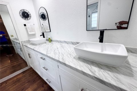 Купить таунхаус в Майами, Флорида 3 спальни, 160.44м2, № 1949537 - фото 17