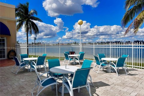 Купить таунхаус в Майами, Флорида 3 спальни, 160.44м2, № 1949537 - фото 25