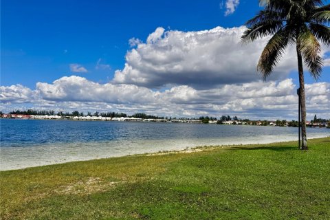 Купить таунхаус в Майами, Флорида 3 спальни, 160.44м2, № 1949537 - фото 23