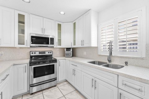 House in Pembroke Pines, Florida 4 bedrooms, 159.79 sq.m. № 2147141 - photo 7