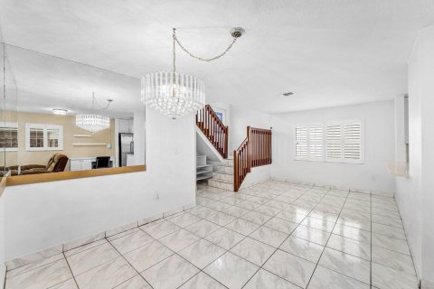 House in Pembroke Pines, Florida 4 bedrooms, 159.79 sq.m. № 2147141 - photo 4