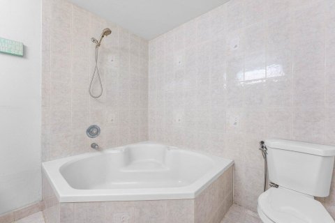 House in Pembroke Pines, Florida 4 bedrooms, 159.79 sq.m. № 2147141 - photo 23