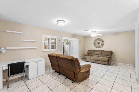 House in Pembroke Pines, Florida 4 bedrooms, 159.79 sq.m. № 2147141 - photo 8