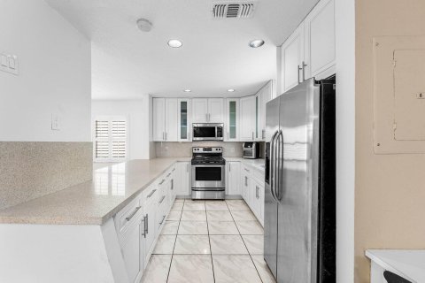 House in Pembroke Pines, Florida 4 bedrooms, 159.79 sq.m. № 2147141 - photo 6