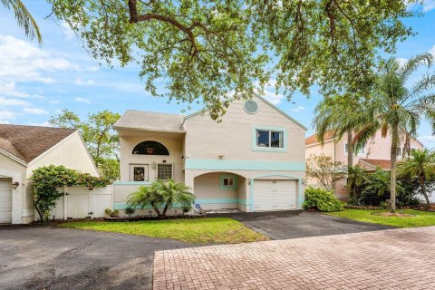 House in Pembroke Pines, Florida 4 bedrooms, 159.79 sq.m. № 2147141 - photo 2