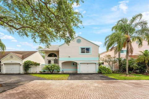 House in Pembroke Pines, Florida 4 bedrooms, 159.79 sq.m. № 2147141