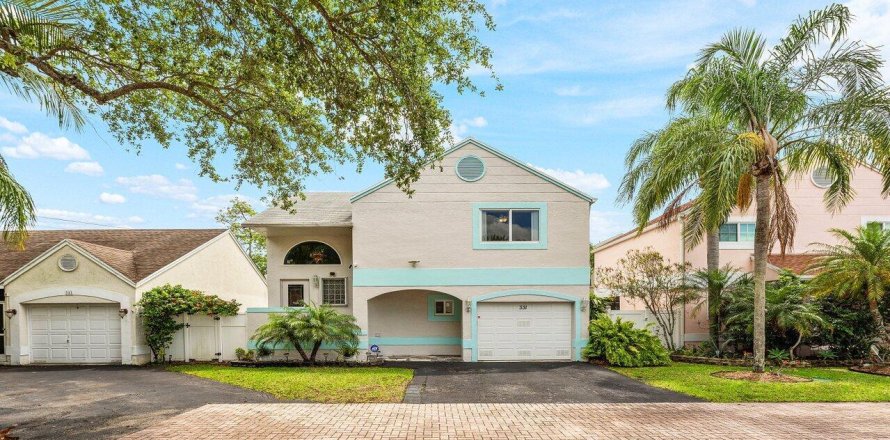 House in Pembroke Pines, Florida 4 bedrooms, 159.79 sq.m. № 2147141