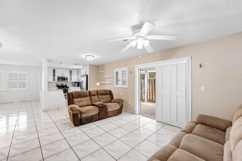 House in Pembroke Pines, Florida 4 bedrooms, 159.79 sq.m. № 2147141 - photo 9